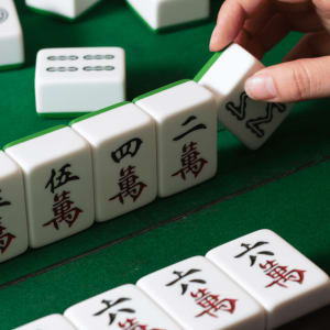 Hur kinesisk mahjong skiljer sig från japansk mahjong