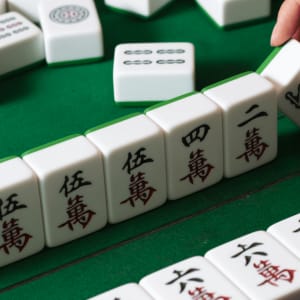 Hur kinesisk mahjong skiljer sig från japansk mahjong